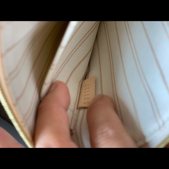 Auth Louis Vuitton pouch wristlet - Picture 8 of 8